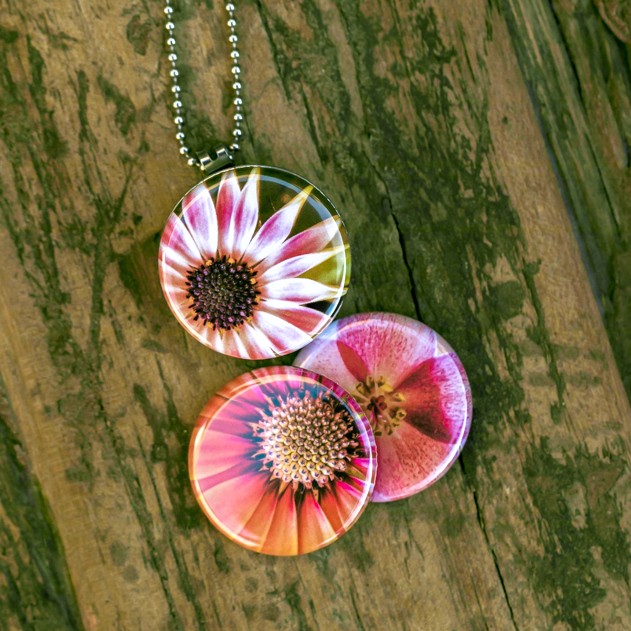 Fotomedaillon ketting/medaillon ketting met close up bloemen  foto`s in rood geel en oranje. Roest vrij stalen ketting,rvs medaillon,roestvrij staal medaillon.Prachtige fotografie van diep roze bloemen Voor het dicht bij je dragen van je favoriete foto.