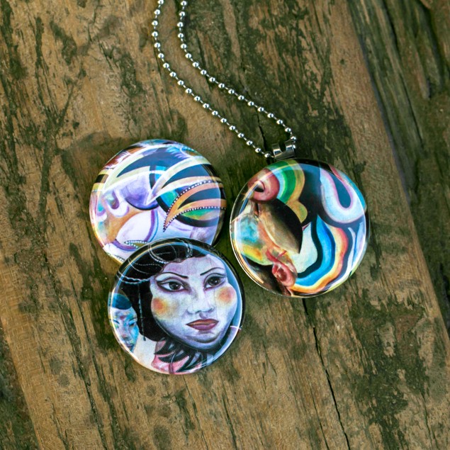 Roestvrij stalen fotomedaillon ketting met drie verschillende verwisselbare voorkanten met foto`s van echte streetart.Streetart fotografie, streetartfotografie Rvs/roestvrij stalen fotomedaillon.