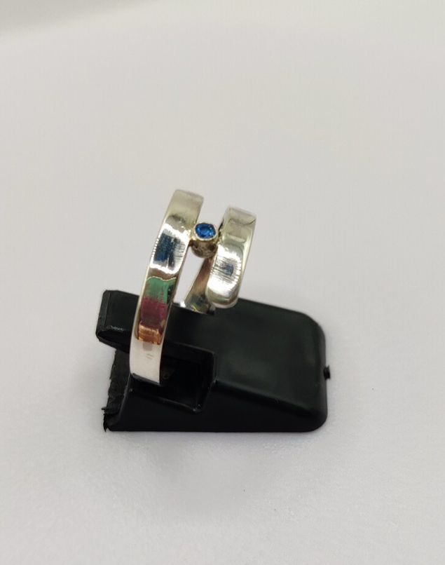 Zilveren spiraalring met blauw zirkoontje