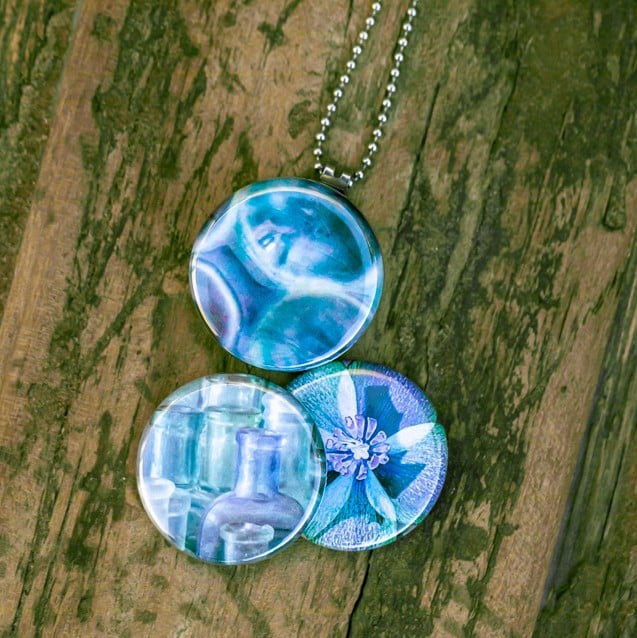 Roestvrij stalen fotomedaillon ketting met drie verschillende verwisselbare voorkanten, in diverse schakeringen van blauw Rvs/roesvrij stalen fotomedaillon. Voor het dicht bij je dragen van je favoriete foto.