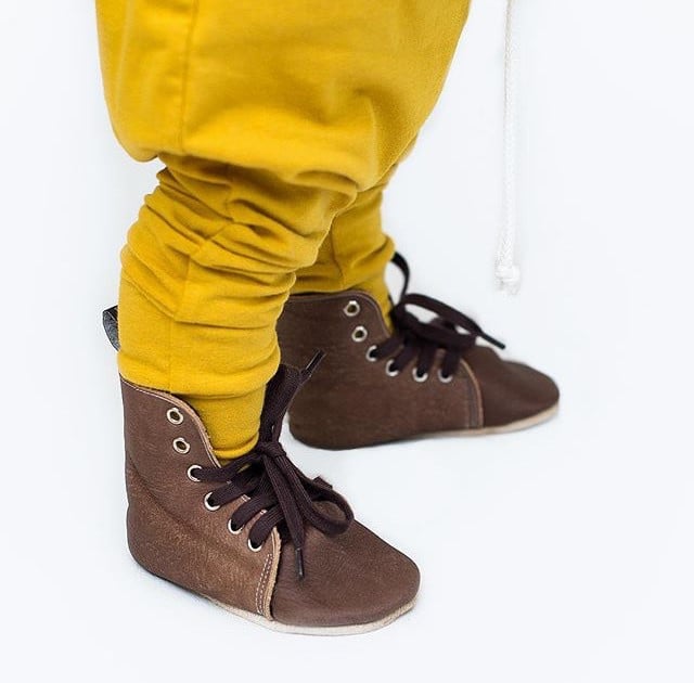 Handgemaakte babyschoentjes- leren slofje- James Brown - 150067 Handgemaakte babyschoentjes- leren slofjes- James Brown