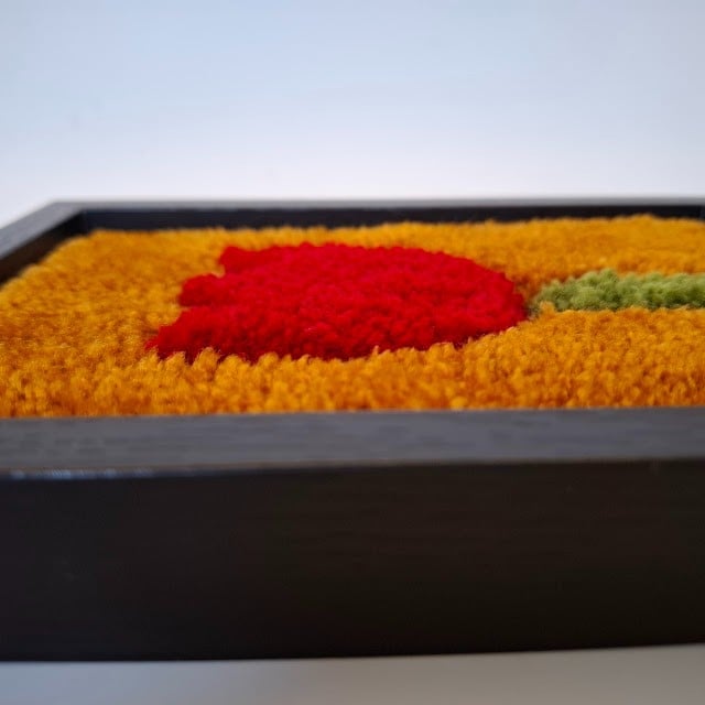 tufted portret van een rode tulp op een goud gele achtergrond Golden hour Tulip - 54999.jpeg tufted portret van een rode tulp op een goud gele achtergrond Golden hour Tulip