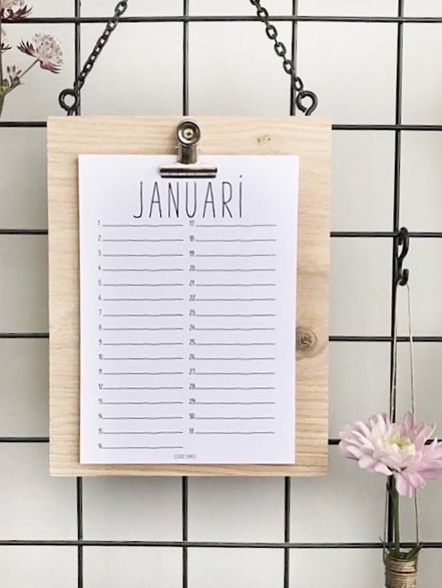 Verjaardagskalender hanger op eikenhout + zwarte ketting