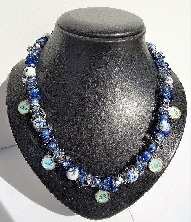 Delftsblauwe ketting met bloemenkralen en oud-Hollandse bedels - 148456 Delftsblauwe ketting met bloemenkralen en oud-Hollandse bedels