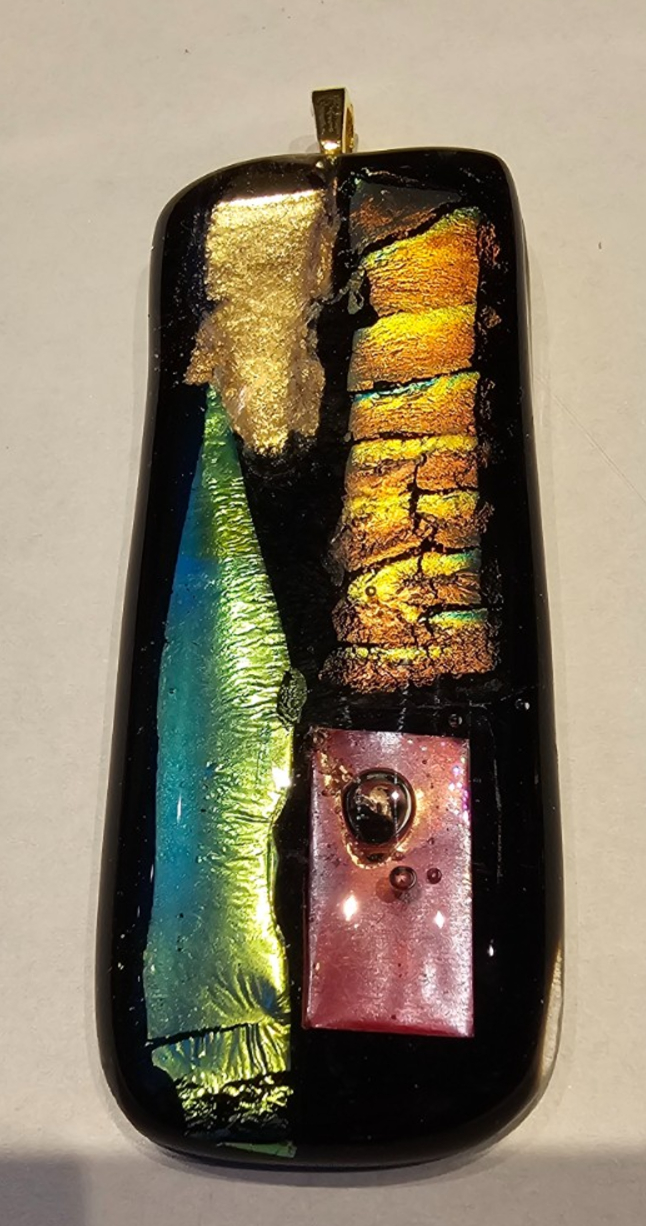 Hanger (glasfusing) met dichrioc glas.