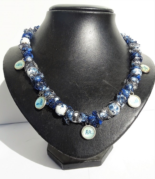 Delftsblauwe ketting met bloemenkralen en oud-Hollandse bedels - 148458 Delftsblauwe ketting met bloemenkralen en oud-Hollandse bedels