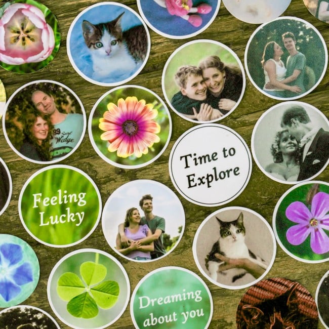 Fotomedaillon in aqua blauw en aqua tinten. Rvs/roesvrij stalen fotomedaillon. Voor het dicht bij je dragen van je favoriete foto.