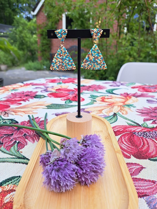 Handgemaakte kralenoorbellen Confetti Cleopatra - 78511 Confetti Kralenoorbellen Cleopatra – handgemaakt met blauw, beige, bruin & goudkleurige Miyuki kralen (5 cm) SALE!