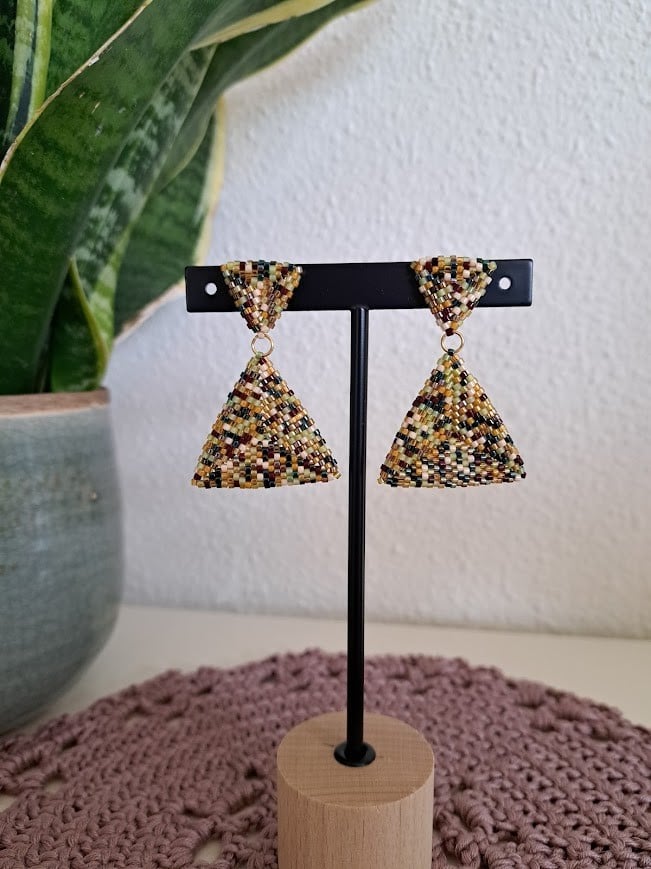 handgemaakte kralenoorbellen - 77035 Confetti Kralenoorbellen Earthtone – handgemaakt met groen, bruin, parelwit & transparant geel Miyuki kralen (5 cm) SALE!