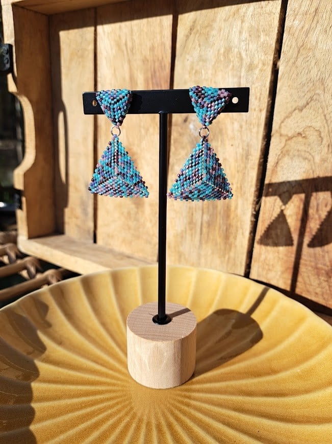 Handgemaakte oorbellen met kralen – Confetti design in blauw en paars met rvs stekers SALE!