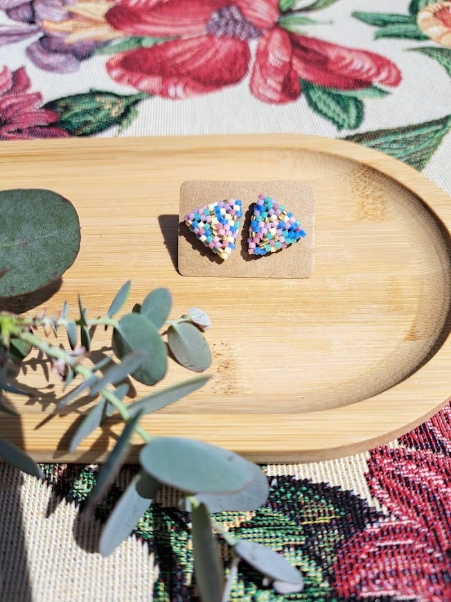 handgemaakte kralenoorbellen pastel/goud - 78388 Kleine oorbellen met kralen – Handgemaakte oorknoppen ‘Pastel Regenboogmix’ met goud en pastel SALE!