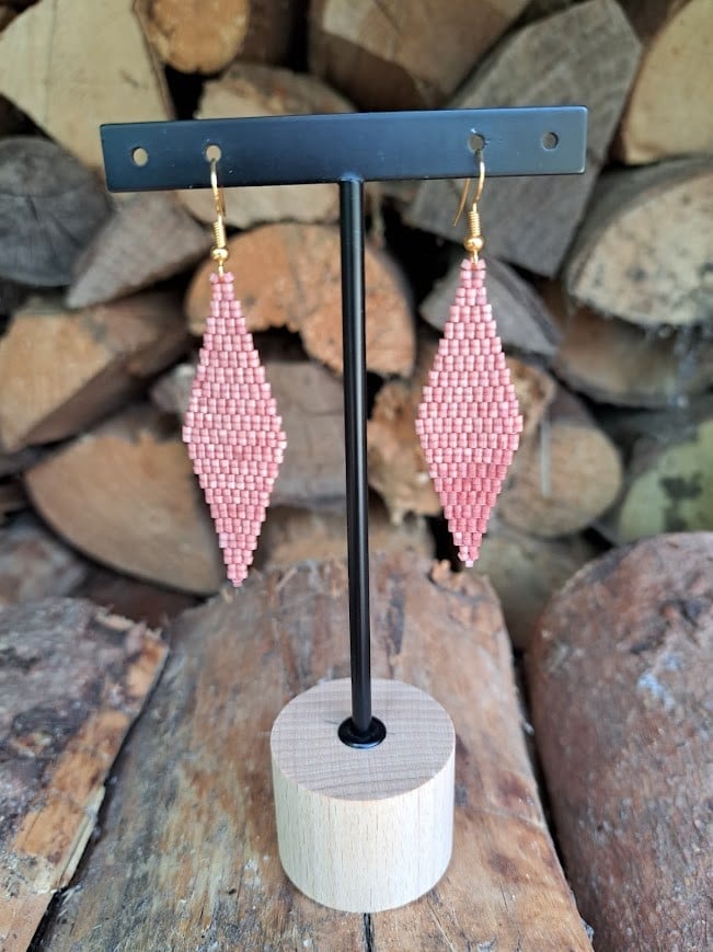 Donker oudroze oorbellen van satin-silk glaskralen – met verguld zi… - 86271 Donker oudroze oorbellen van satin-silk glaskralen – met verguld zilveren haakje, 7 cm