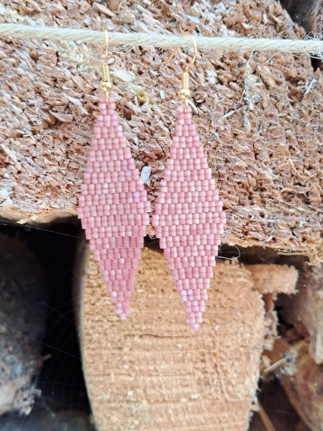 Donker oudroze oorbellen van satin-silk glaskralen – met verguld zi… - 86272 Donker oudroze oorbellen van satin-silk glaskralen – met verguld zilveren haakje, 7 cm