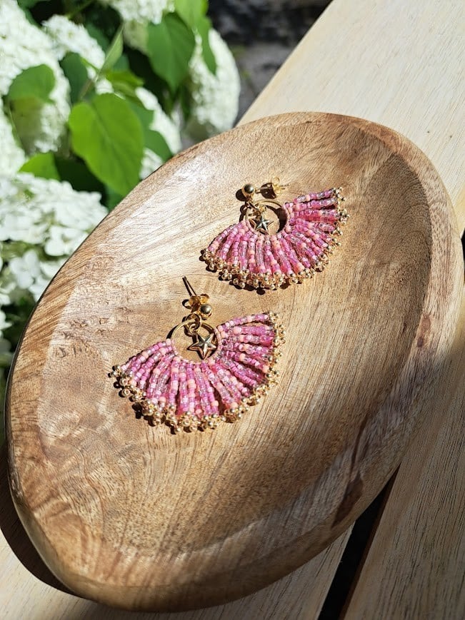 Roze fringe oorbellen met gouden ster – korte handgemaakte oorbellen met Miyuki kralen