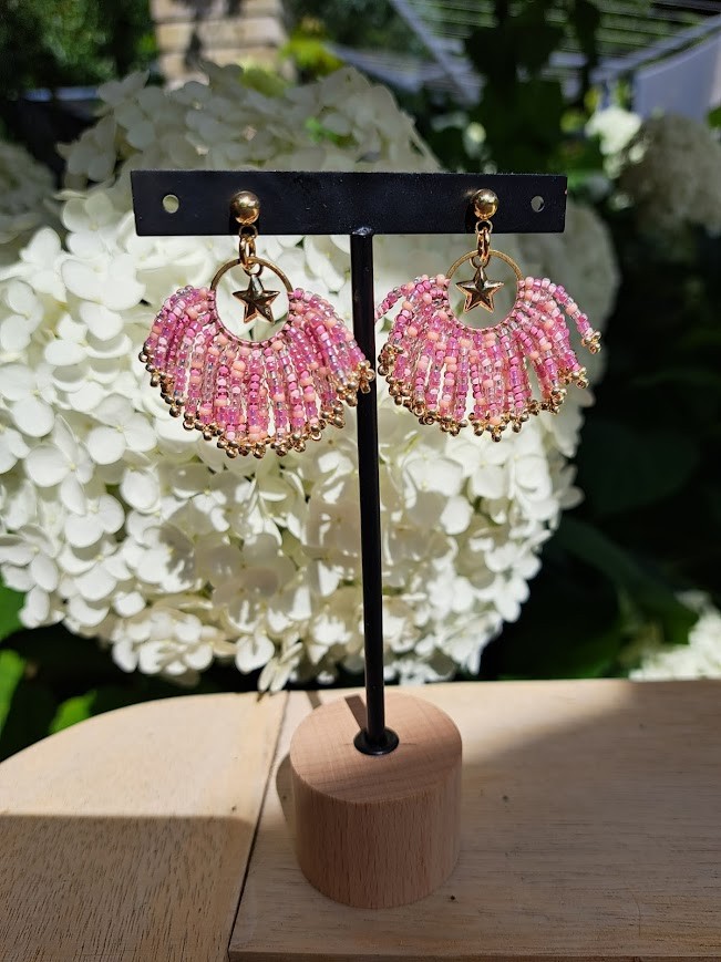 Roze fringe oorbellen met gouden ster – korte handgemaakte oorbellen met Miyuki kralen