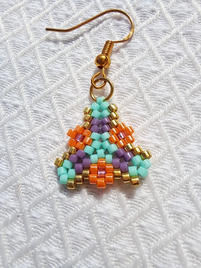 Kleine driehoekige Miyuki oorbellen met bloemmotief – Blossom-serie, verguld zilver, handgemaakt