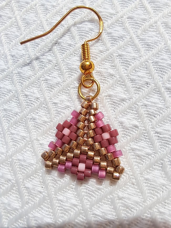 Kleine driehoekige Miyuki oorbellen met bloemmotief – Blossom-serie, verguld zilver, handgemaakt