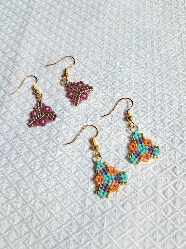 Kleine driehoekige Miyuki oorbellen met bloemmotief – Blossom-serie, verguld zilver, handgemaakt