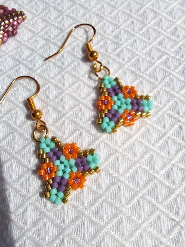 Kleine driehoekige Miyuki oorbellen met bloemmotief – Blossom-serie, verguld zilver, handgemaakt