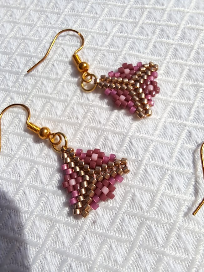 Kleine driehoekige Miyuki oorbellen met bloemmotief – Blossom-serie, verguld zilver, handgemaakt