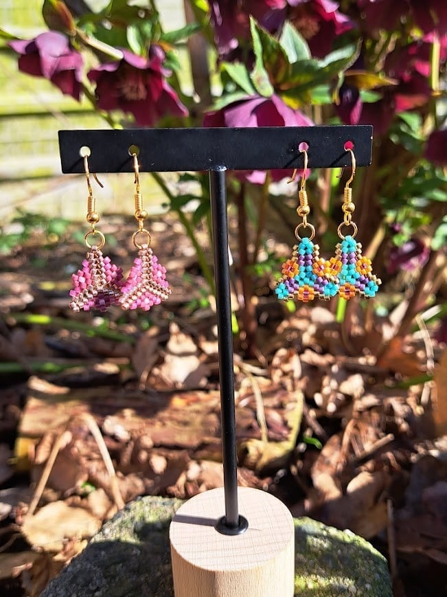 Kleine driehoekige Miyuki oorbellen met bloemmotief – Blossom-serie, verguld zilver, handgemaakt