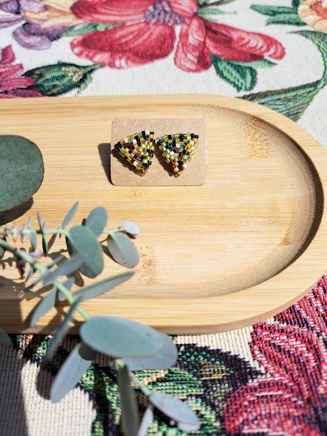 Kleine oorbellen met kralen – Handgemaakte oorknoppen ‘Earthtone Mix’ in groen, bruin, geel en wit