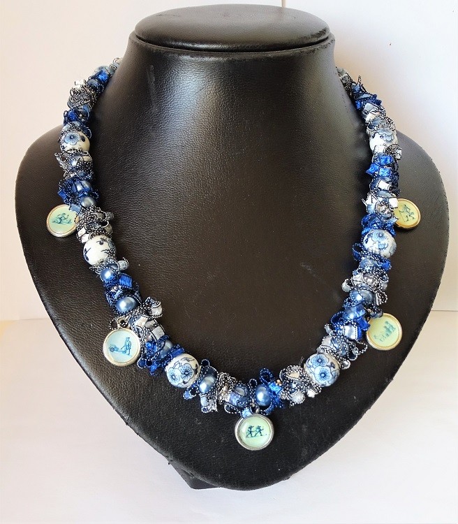 Delftsblauwe ketting met bloemenkralen en oud-Hollandse bedels - 148449 Delftsblauwe ketting met bloemenkralen en oud-Hollandse bedels