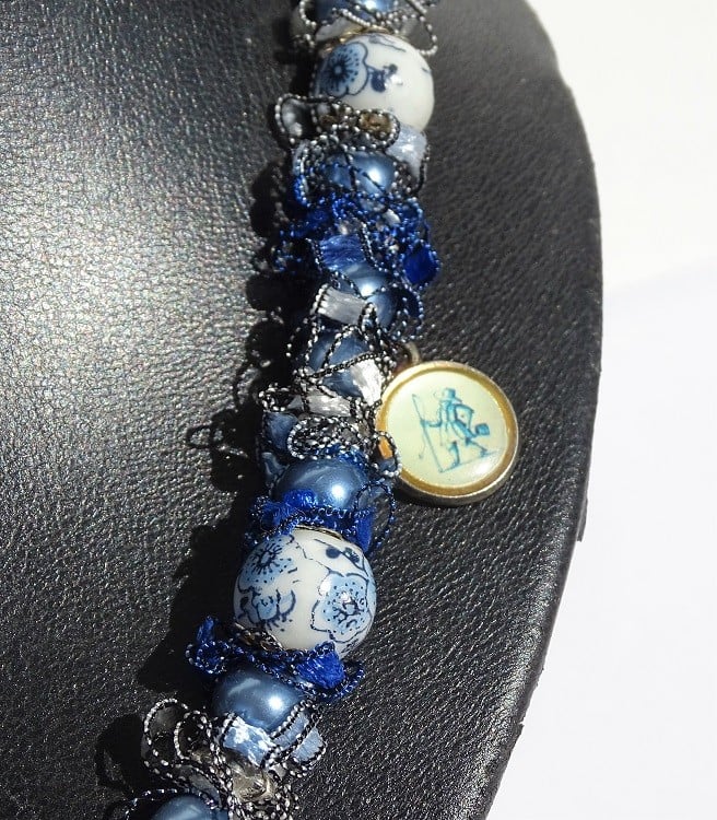 Delftsblauwe ketting met bloemenkralen en oud-Hollandse bedels - 148454 Delftsblauwe ketting met bloemenkralen en oud-Hollandse bedels