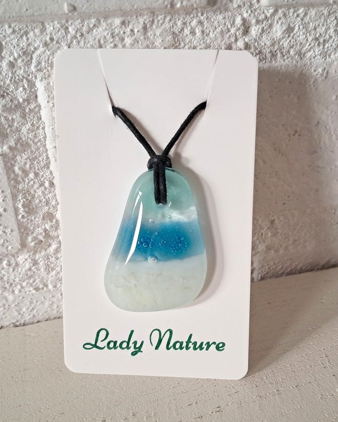 Handgemaakte hanger van versmolten glas in aqua turquoise blauw groen en wit,zeegezicht, inclusief verstelbare ketting.