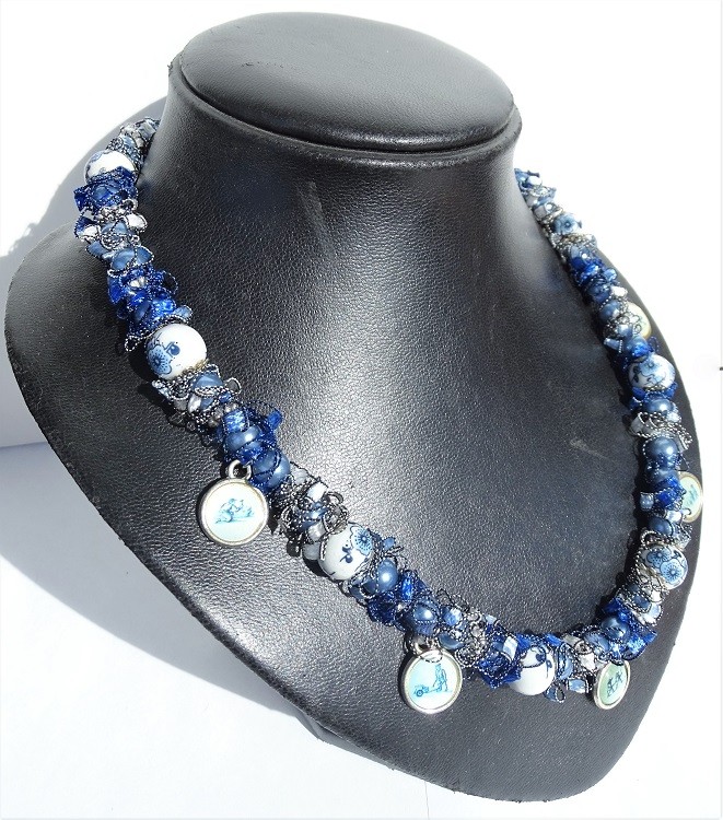 Delftsblauwe ketting met bloemenkralen en oud-Hollandse bedels - 148459 Delftsblauwe ketting met bloemenkralen en oud-Hollandse bedels
