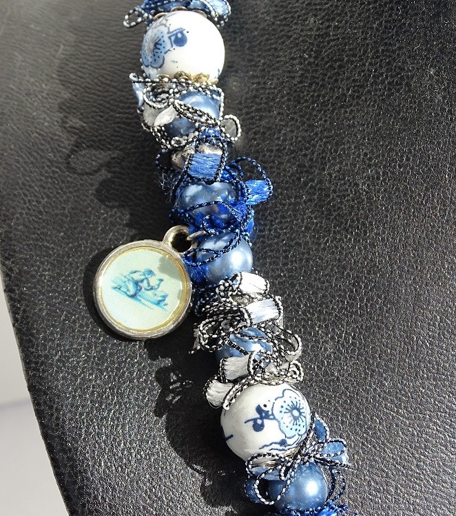 Delftsblauwe ketting met bloemenkralen en oud-Hollandse bedels - 148451 Delftsblauwe ketting met bloemenkralen en oud-Hollandse bedels