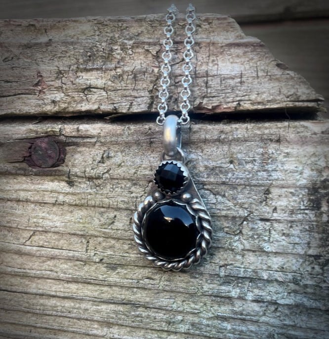 Zilveren hanger met onyx – handgemaakte hanger met zwarte steen.