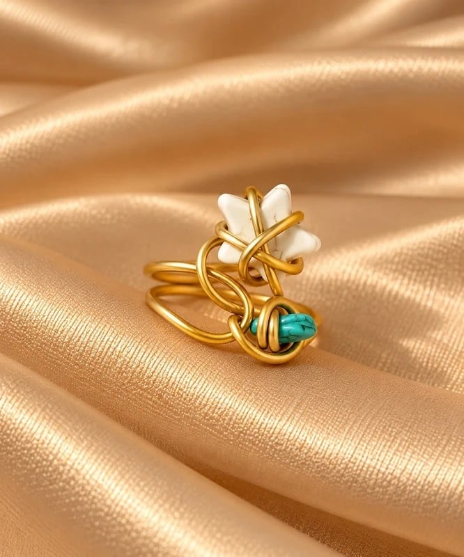 Handgemaakte Goudkleurige Ring met Witte Ster en Turquoise Kraal | Boho Spiraalring