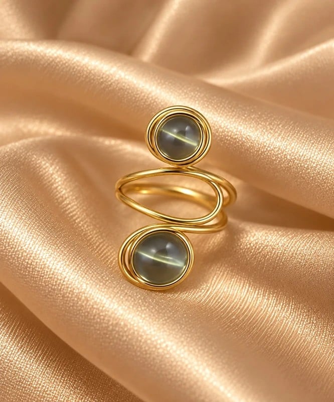 Handgemaakte Goudkleurige Spiraalring met Transparante Lichtblauwe Kralen | Verstelbare Statement Ring