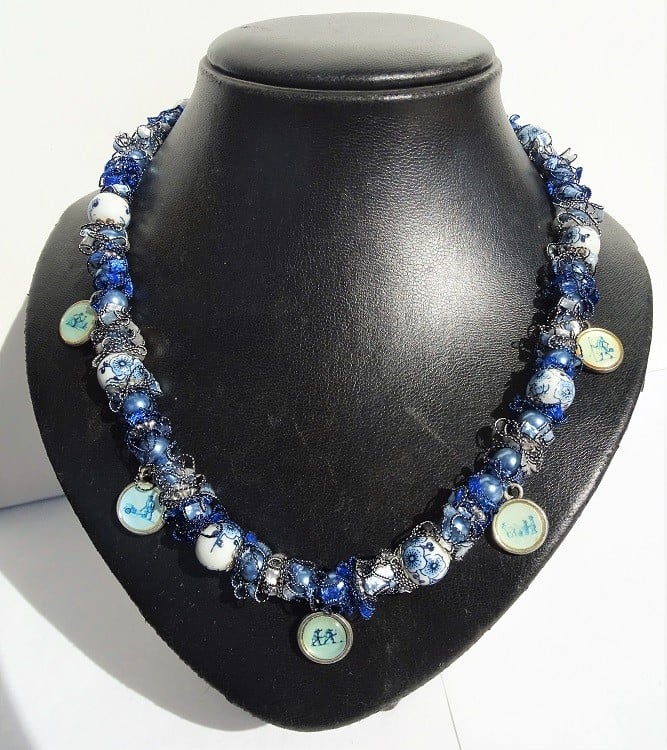 Delftsblauwe ketting met bloemenkralen en oud-Hollandse bedels - 148455 Delftsblauwe ketting met bloemenkralen en oud-Hollandse bedels