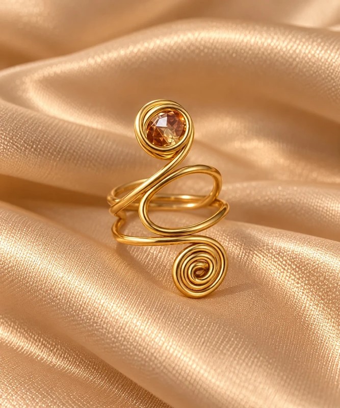 Handgemaakte Gouden Spiraalring met Amberkleurige Steen | Unieke Wire… - 151176 Handgemaakte Gouden Spiraalring met Amberkleurige Steen | Unieke Wire Wrapped Statement Ring