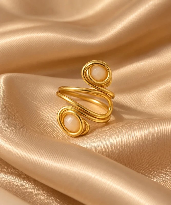 Handgemaakte Gouden Spiraalring met Beige Stenen | Unieke Statement R… - 151146 Handgemaakte Gouden Spiraalring met Beige Stenen | Unieke Statement Ring