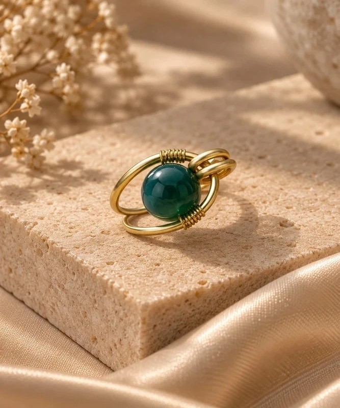 Handgemaakte Goudkleurige Ring met Donkergroene Steen | Unieke Wire Wrapped Statement Ring