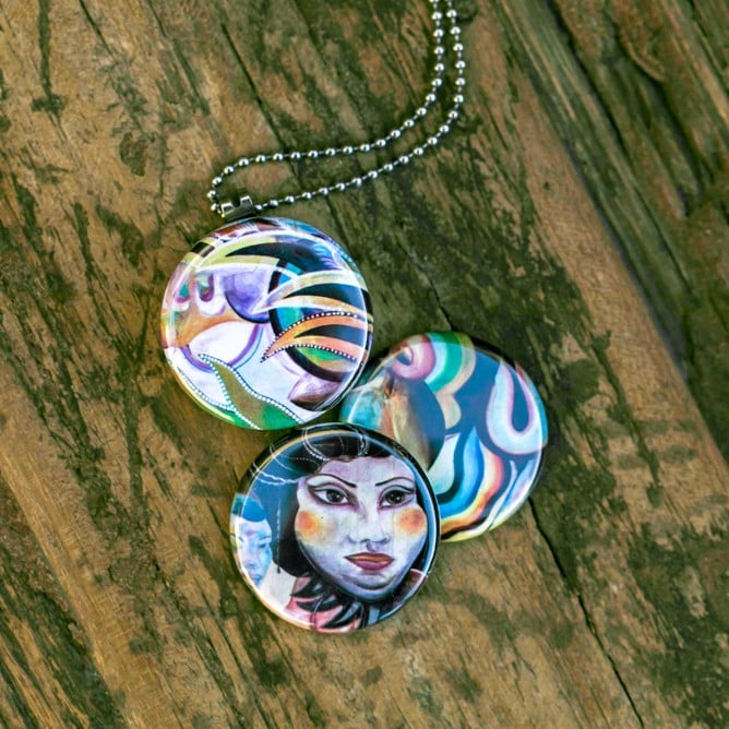 Roestvrij stalen fotomedaillon ketting met drie verschillende verwisselbare voorkanten met foto`s van echte streetart.Streetart fotografie, streetartfotografie Rvs/roestvrij stalen fotomedaillon.