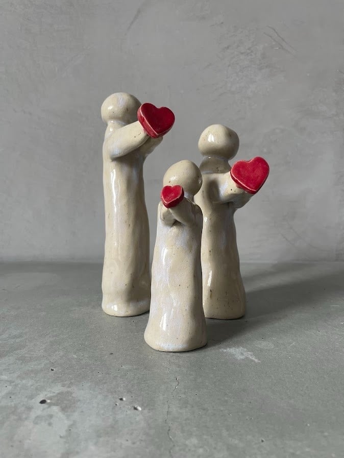 Keramieken Beeldje met rode hartjes