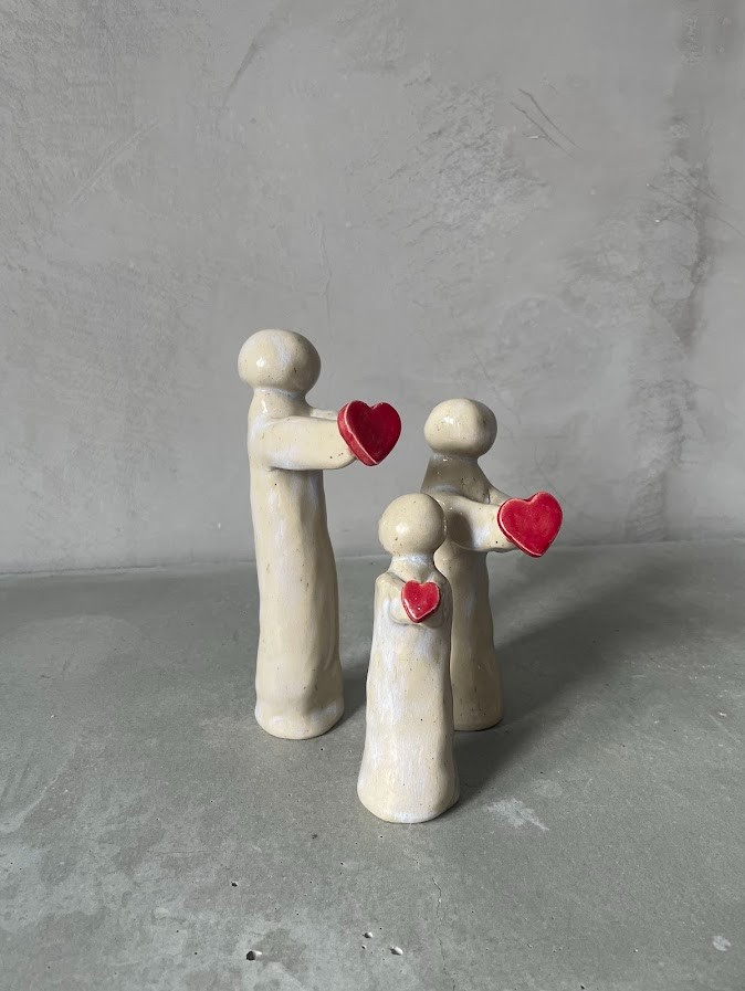 Keramieken Beeldje met rode hartjes