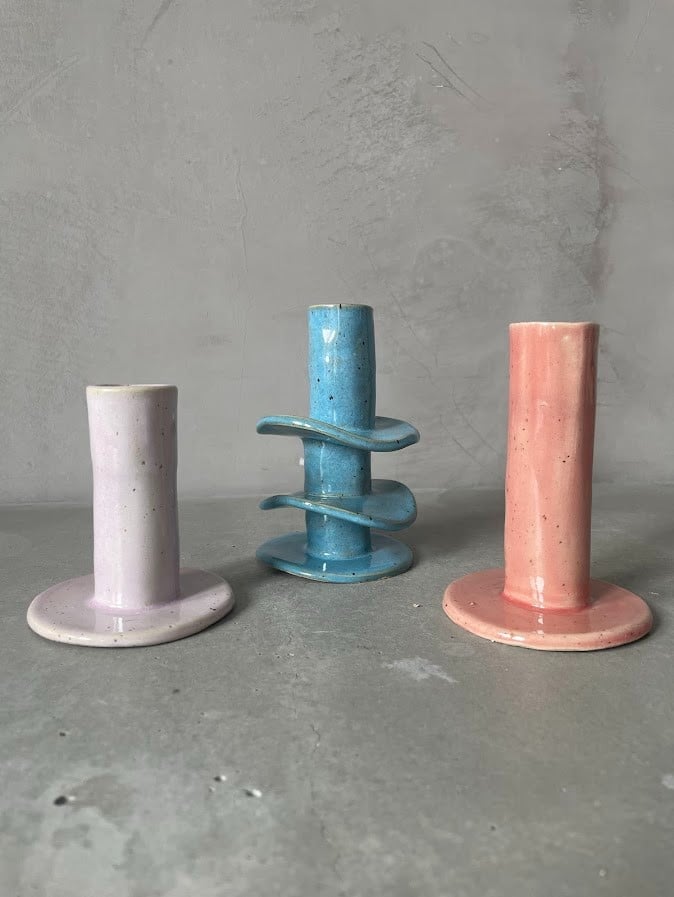 Handgemaakte kandelaar van keramiek. Speels en kleurrijk.