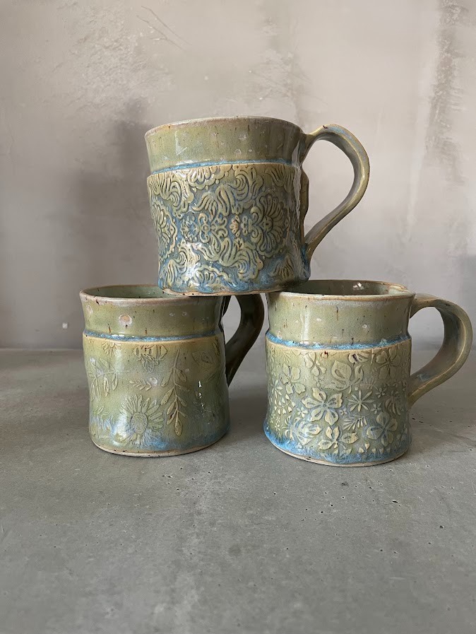Set van drie kleurige handgemaakte mokken
