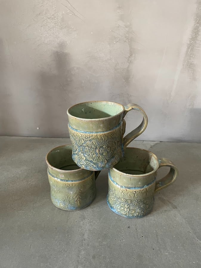 Set van drie kleurige handgemaakte mokken