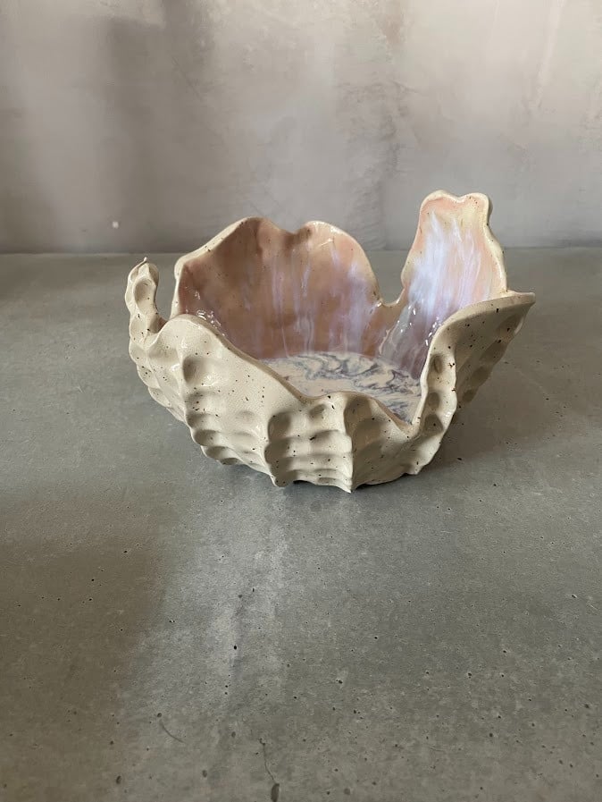 Handgemaakte keramieken schaal 'Blooming flower'