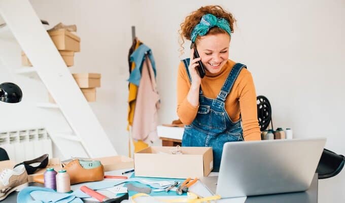 Jonge vrouw die online verkoopt