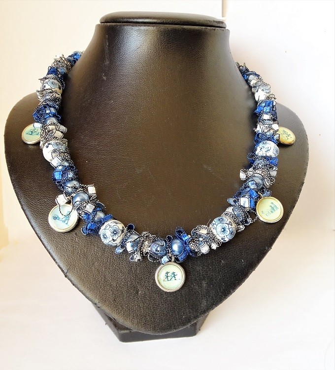 Delftsblauwe ketting met bloemenkralen en oud-Hollandse bedels - 148448 Delftsblauwe ketting met bloemenkralen en oud-Hollandse bedels