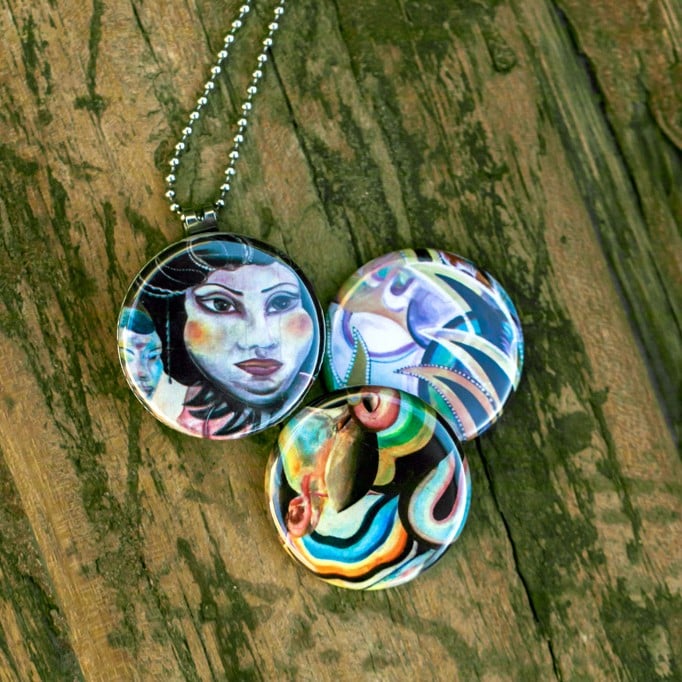 Roestvrij stalen fotomedaillon ketting met drie verschillende verwisselbare voorkanten met foto`s van echte streetart.Streetart fotografie, streetartfotografie Rvs/roestvrij stalen fotomedaillon.