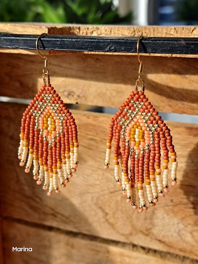 Native fringeoorbellen – handgemaakt met miyuki kralen in warme tinten