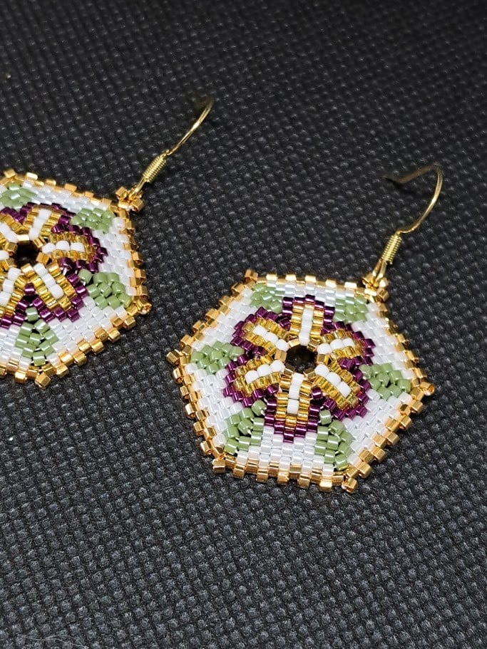Handgemaakte Miyuki Delica oorbellen โ Hexagon Bloem - 146528 Handgemaakte Miyuki Delica oorbellen โ Hexagon Bloem